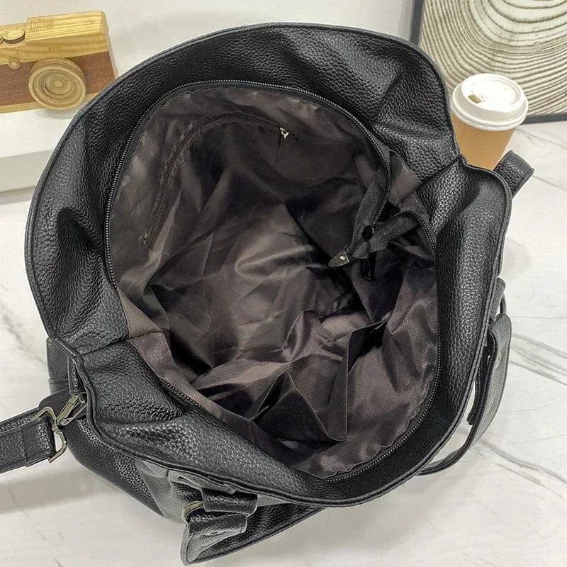 Stylish and versatile leather shoulder bag